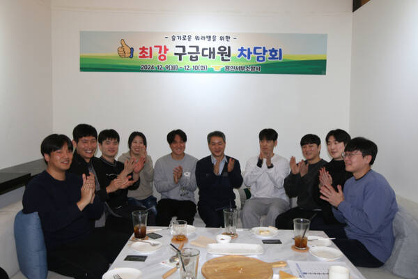 지난 9일 낮 용인서부소방서에서 열린 구급대원 대상 소통 간담회에 참석한 장재구 용인서부소방서장(가운데)을 비롯한 대원들이 소통하고 있다. 용인서부소방서 제공