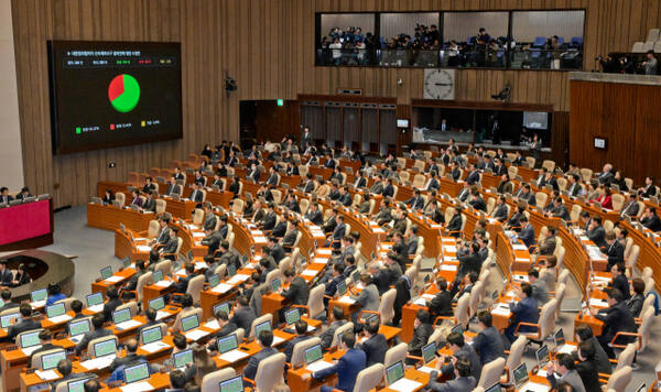 10일 오후 열린 국회 본회의에서 내란범죄혐의자 신속체포요구 결의안이 가결되고 있다. 윤원규기자