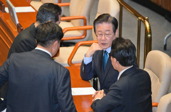 더불어민주당 이재명 대표와 10일 오후 국회에서 열린 본회의에서 의원들과 대화하고 있다.윤원규기자
