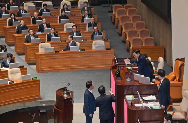 우원식 국회의장이 10일 오후 국회 본회의에서 지방교육재정교부금법 일부개정법률안 상정을 앞두고 양당 의원을 불러 대화하고 있다.