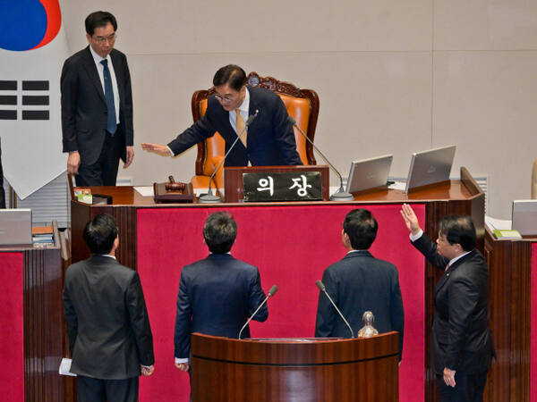 우원식 국회의장이 10일 오후 국회 본회의에서 지방교육재정교부금법 일부개정법률안 상정을 앞두고 국민의힘 김상훈 정책위의장·배준영 원내수석부대표, 더불어민주당 박찬대 원내대표·진성준 정책위의장을 불러 대화하고 있다.