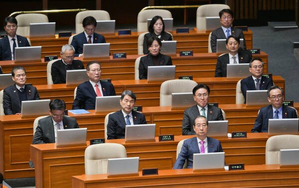 한덕수 국무총리가 10일 국회에서 열린 본회의에 최상목 경제부총리 겸 기획재정부 장관 등 국무위원들과 참석하고 있다.