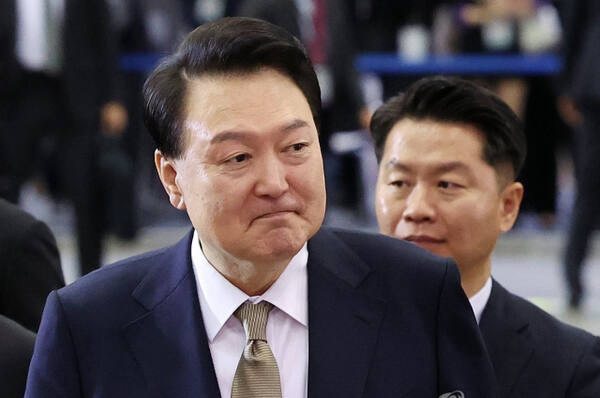 윤석열 대통령이 10월 31일 경기도 고양시 킨텍스에서 열린 ‘2024 대한민국 소상공인대회 개막식’에 입장하고 있다. 연합뉴스