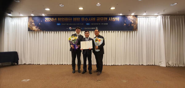 안산디자인문화고가 전국 단위로 실시한 학업 중단 예방 우수사례 공모전에서 최우수상인 교육부장관상을 수상한 뒤 기념촬영을 하고 있다. 안산디자인문화고 제공