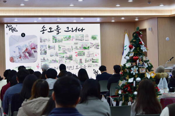 인천 연수구 제2청사에서 열린 어르신 미술작품 전시회에서 참석자들이 작품을 감상하고 있다. 연수구 제공
