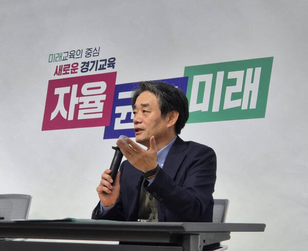 11일 경기도교육청 남부청사에서 송진웅 경기형 과학고 1단계 예비지정 심사위원회 위원장이 1단계 예비지정 심사 결과를 발표하고 있다. 김한울기자