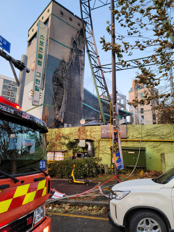 군포시 한 실외골프연습장에서 철골 구조물 해체 작업중 화재가 발생, 소방관들이 불을 끄고 있다,윤덕흥기자
