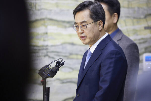 11일 오전 김동연 경기도지사가 국회 본관 국토교통위원장실 방문을 마치고 백브리핑을 하고 있다. 경기도 제공