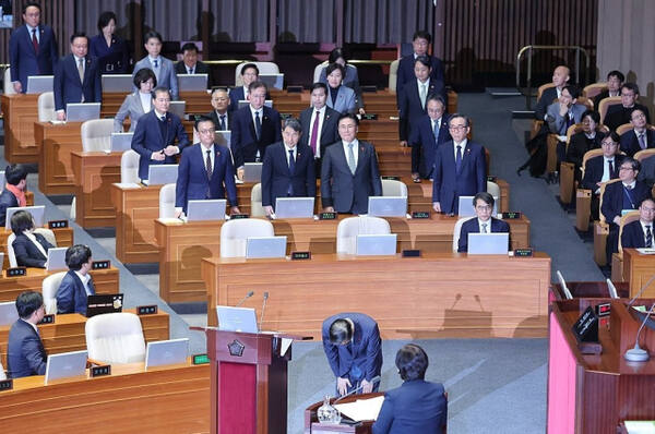 한덕수 국무총리를 비롯한 국무위원들이 11일 오후 국회 본회의장에서 대국민 사과 인사를 하고 있다. 연합뉴스
