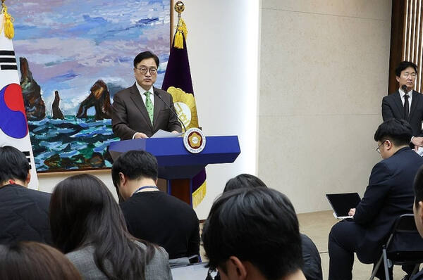 우원식 국회의장이 11일 오전 서울 여의도 국회에서 윤석열 대통령의 비상계엄 선포와 관련해 국회 국정조사권 발동에 대한 기자회견을 하고 있다. 연합뉴스