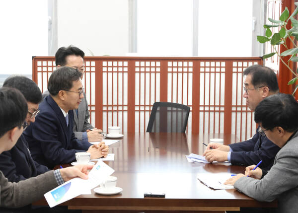 11일 오전 국회 본관 국토교통위원장실에서 김동연 경기도지사가 맹성규 국토교통위원장 이야기를 나누고 있다. 경기도 제공