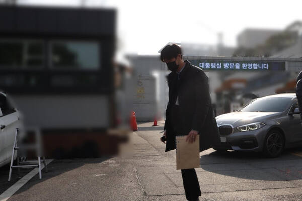 '12·3 비상계엄 사태' 수사를 위해 대통령실 압수수색에 나선 경찰 국가수사본부(국수본) 관계자들이 11일 서울 용산 대통령실 앞에서 출입조치를 기다리기 위해 차량으로 향하고 있다. 연합뉴스