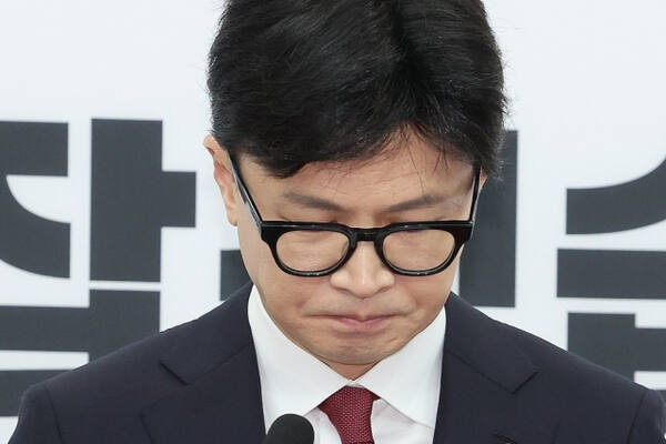 국민의힘 한동훈 대표가 12일 오전 서울 여의도 국회에서 윤석열 대통령 탄핵과 관련한 긴급 기자회견을 하고 있다. 연합뉴스
