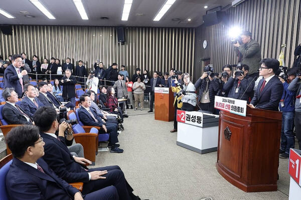 12일 오전 국회에서 열린 국민의힘 의원총회에서 의원들이 한동훈 대표에게 항의하고 있다.왼쪽 아래는 국민의힘 원내대표 후보인 권성동 의원과 김태호 의원. 연합뉴스