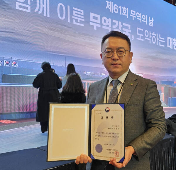 신영석 대표가 코엑스에서 열린 제61회 무역의 날 기념식에서 산업통상자원부 장관 표창을 받은 뒤 기념 촬영을 하고 있다. 하우스쿡 제공