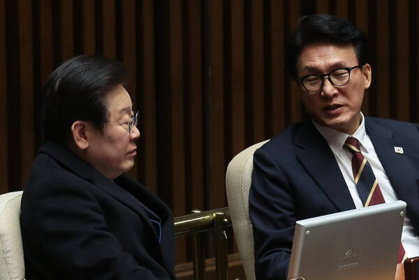 더불어민주당 이재명 대표가 11일 오후 '윤석열 대통령 위헌적 비상계엄 선포 내란행위 관련 긴급 현안질문'이 진행되는 국회 본회의에서 김민석 최고위원과 대화하고 있다. 연합뉴스