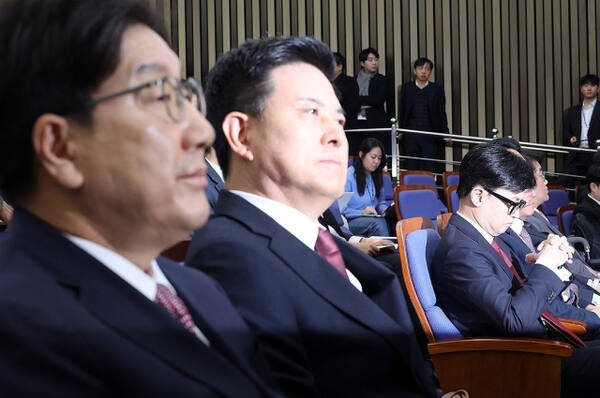 권성동 의원(왼쪽)이 12일 오전 국민의힘 의원총회에 총 108명 중 72표를 얻어 새 원내대표에 선출됐다. 오른쪽은 원내대표 후보인 김태호 의원과 한동훈 대표. 연합뉴스
