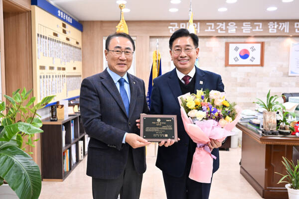 전진선 양평군수가 ‘2024 자랑스러운 동국인상’ 정치부문을 수상한 뒤 기념촬영을 하고 있다. 양평군 제공