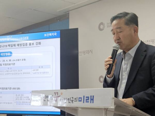 12일 인천시청 브리핑룸에서 김학범 인천시 보건복지국장이 보건복지국 기자간담회를 열고 현안 설명을 하고있다. 박귀빈기자