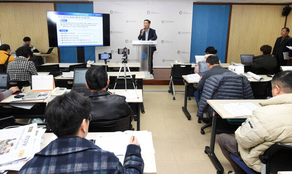 김학범 인천시 보건복지국장이 12일 시청 브리핑룸에서 보건복지국 소관 현안과 관련해 기자브리핑을 하고 있다. 인천시 제공