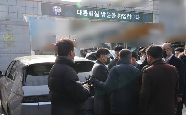 경찰 국가수사본부 비상계엄 특별수사단이 합참 임의제출 자료를 받기 위해 12일 용산 대통령실 민원실로 향하고 있다. 연합뉴스