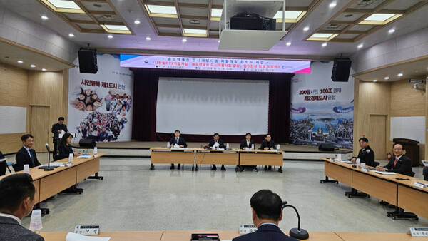 12일 시청 대회의실에서 ‘송도역세권 도시개발사업 복합개발 합의서 체결식’을 하고 있다. 장민재 기자