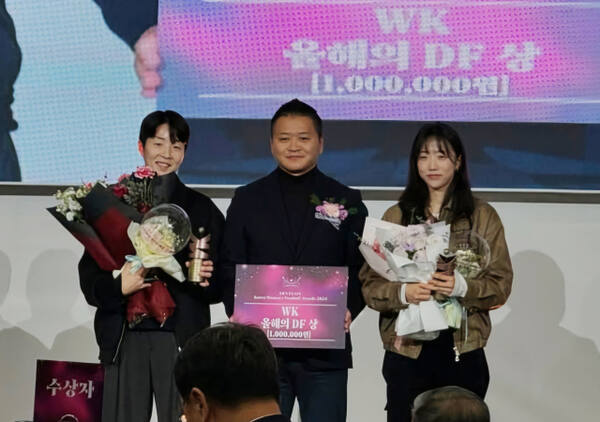 12일 서울 송파구 올림픽파크텔에서 열린 ‘2024 한국여자축구연맹 시상식’에서 올해의 수비수상을 수상한 김혜리(왼쪽)와 정지연이 기념촬영을 하고 있다. 한국여자축구연맹 제공