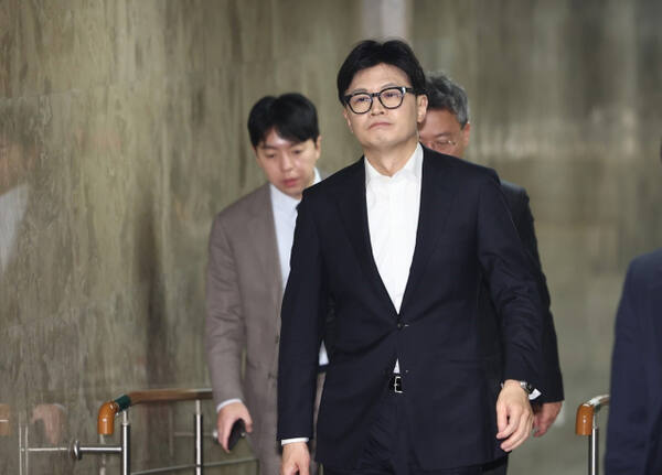 국민의힘 한동훈 대표가 12일 서울 여의도 국회에서 당 대표실로 향하고 있다. 연합뉴스