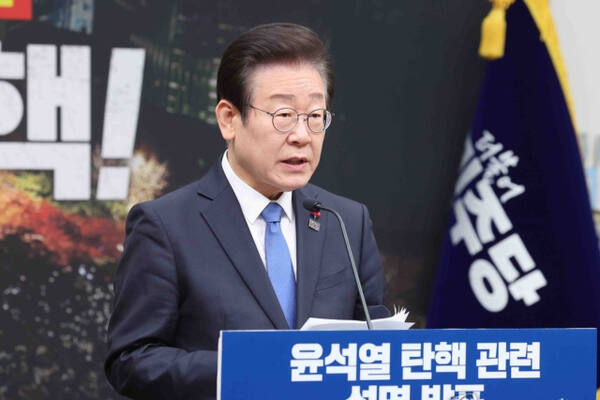 더불어민주당 이재명 대표가 13일 오전 서울 여의도 국회에서 윤석열 대통령에 대한 탄핵소추안 가결을 촉구하는 성명을 발표하고 있다. 연합뉴스