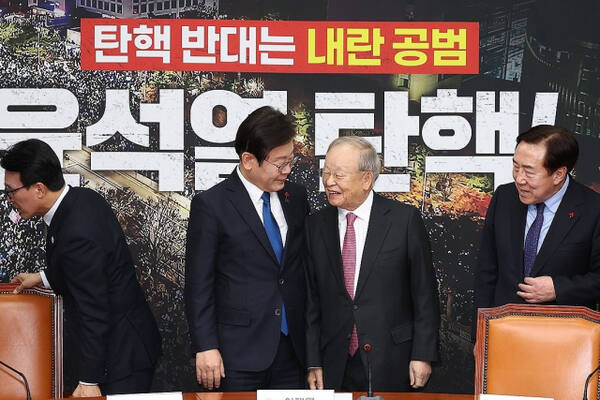 더불어민주당 이재명 대표가 지난 12일 오후 국회에서 열린 경제단체 긴급 간담회에서 손경식 경총회장과 대화를 나누고 있다. 연합뉴스
