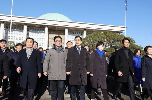더불어민주당 박찬대 원내대표와 의원들이 14일 오전 국회 앞에서 탄핵 촉구 집회에 참석한 시민들에게 인사하기 위해 이동하고 있다. 연합뉴스