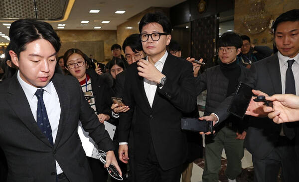 국민의힘 한동훈 대표가 대통령 탄핵 소추안 표결을 앞둔 14일 국회 비상의원총회 회의장을 나서고 있다. 연합뉴스
