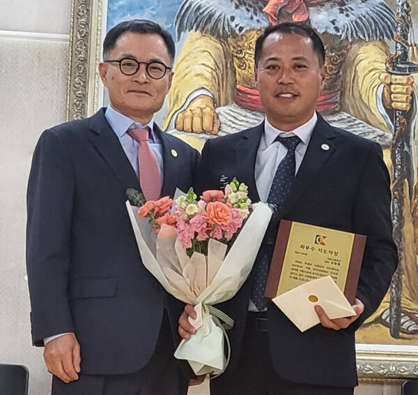 경기도 검도인의 밤에서 최우수지도자상과 최우수단체상을 수상한 김범열 감독(오른쪽).황선학기자