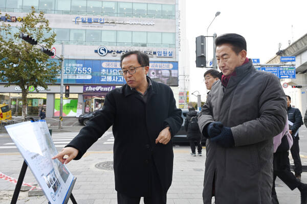 김동근 의정부시장이 지난 13일 ‘음악정원’ 조성 대상지를 방문해 사전 점검하고 있다. 의정부시 제공