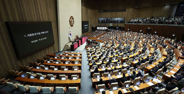 14일 윤석열 대통령 탄핵소추안 표결이 열리는 국회 본회의장에서 더불어민주당 박찬대 원내대표가 제안설명을 하고 있다. 연합뉴스
