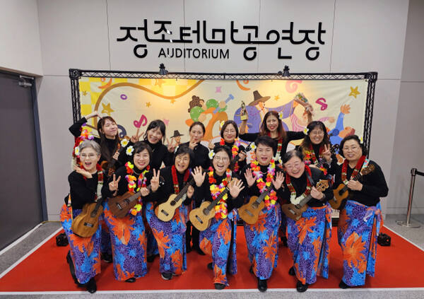 지난 12일 열린 ‘새빛 문화예술클럽’ 무대에 오른 ‘Enjoy 우쿨렐레 앙상블’ 동아리원들이 기념촬영을 하고 있다. ‘Enjoy 우쿨렐레 앙상블’팀 제공