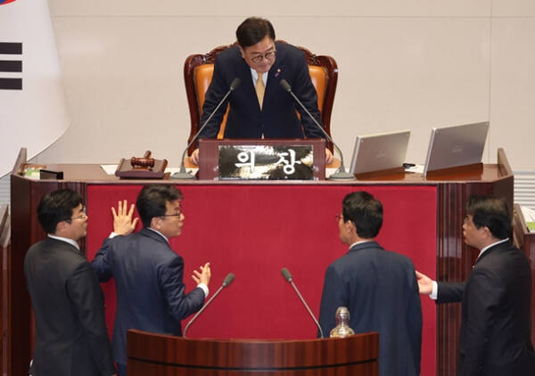 우원식 국회의장이 지난 10일 오후 국회 본회의에서 지방교육재정교부금법 일부개정법률안 상정을 앞두고 국민의힘 김상훈 정책위의장·배준영 원내수석부대표, 더불어민주당 박찬대 원내대표·진성준 정책위의장을 불러 대화하고 있다. 연합뉴스