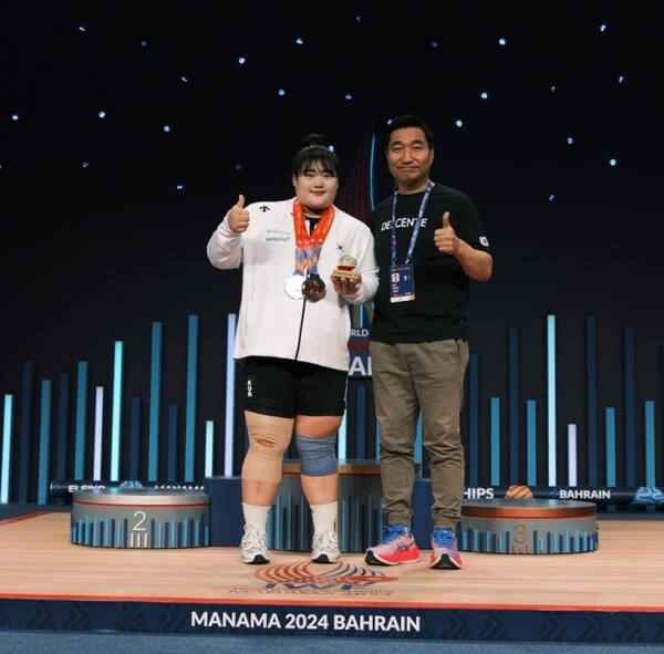 2024 세계역도선수권대회 여자 +87㎏급서 은메달 3개를 획득한 박혜정이 최종근 감독과 기념촬영을 하고 있다.고양시청 제공