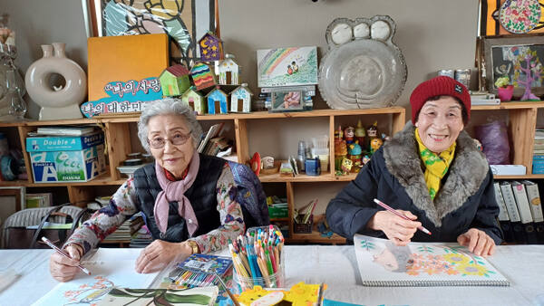 정숙자(83)·최재례(77)씨가 수원특례시 세류동 소재 한국치매미술치료협회에서 그림을 그리고 있다. 정자연기자