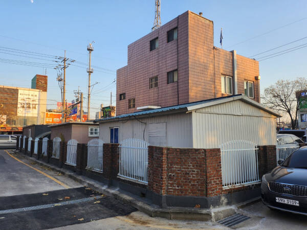 부천오정경찰서 내동지구대에 설치된 불법 건축물. 김종구기자
