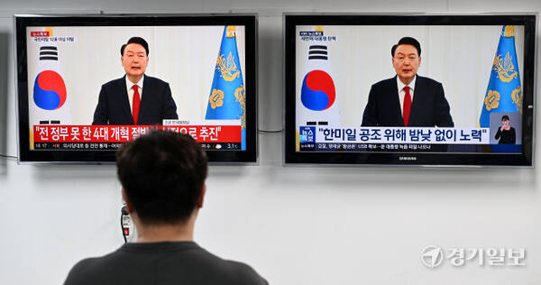 윤석열 대통령 탄핵소추안이 국회에서 가결된 지난 14일 오후 TV를 통해 윤 대통령의 '국민께 드리는 말씀'이 방송되자 한 시민이 관심있게 지켜보고 있다. 경기일보DB