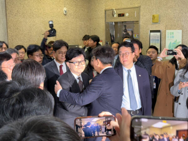 국민의힘 당 대표직에서 물러난 한동훈 전 대표를 포용하며 격려하고 있는 권성동 원내대표. 연합뉴스