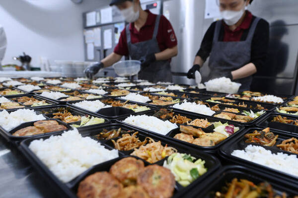 수원새빛돌봄 서비스 중 시민의 제안으로 시작된 식사배달서비스로 배달되는 도시락을 만드는 모습. 수원시 제공