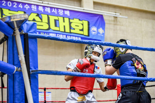 지난 14일 매탄 다목적 실내체육관에서 열린 2024 수원특례시장배 킥복싱대회에서 선수들이 경기를 하고 있다.