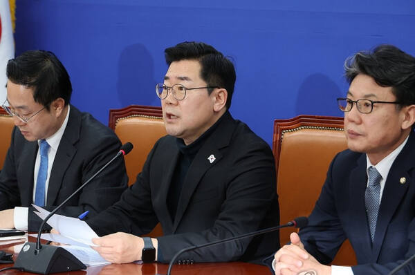 더불어민주당 박찬대 원내대표가 17일 오전 서울 여의도 국회에서 열린 원내대책회의에서 발언하고 있다. 연합뉴스