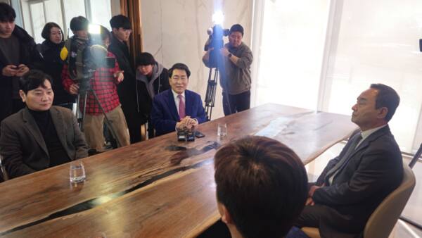안상수 전 인천시장이 제42대 대한체육회장 선거를 앞두고 출마 의사를 밝힌 강신욱 교수, 유승민 전 대한탁구협회장, 박창범 전 대한우슈협회장과 후보 단일화에 대한 의견을 나누고 있다. 캠프 제공