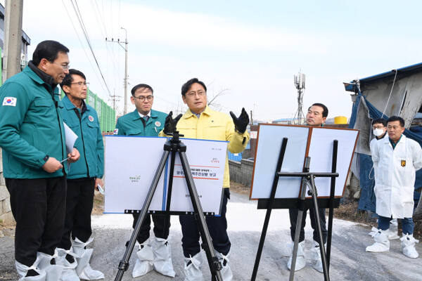 오후석 경기도 행정2부지사가 17일 아프리카돼지열병이 발생한 양주 양돈농가 통제초소에서 방역 사항을 점검하고 있다. 경기도 제공