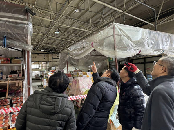 안양시농수산물 도매시장 청과동 붕괴 전인 지난달 28일 오전 8시35분께 최대호 안양시장(왼쪽 두번째)이 현장을 방문해 안전 최우선 조치를 지시하고 있다. 안양시 제공