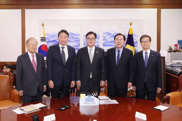 우원식 국회의장이 17일 최태원 대한상공회의소 회장, 윤진식 한국무역협회 회장, 손경식 한국경영자총협회 회장, 김기문 중소기업중앙회장 등 경제4단체 대표들과 기념촬영을 하고 있다. 의장실 제공