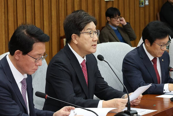국민의힘 권성동 당 대표 권한대행 겸 원내대표(가운데)가 17일 오전 국회에서 열린 원내대책회의에서 발언하고 있다. 연합뉴스